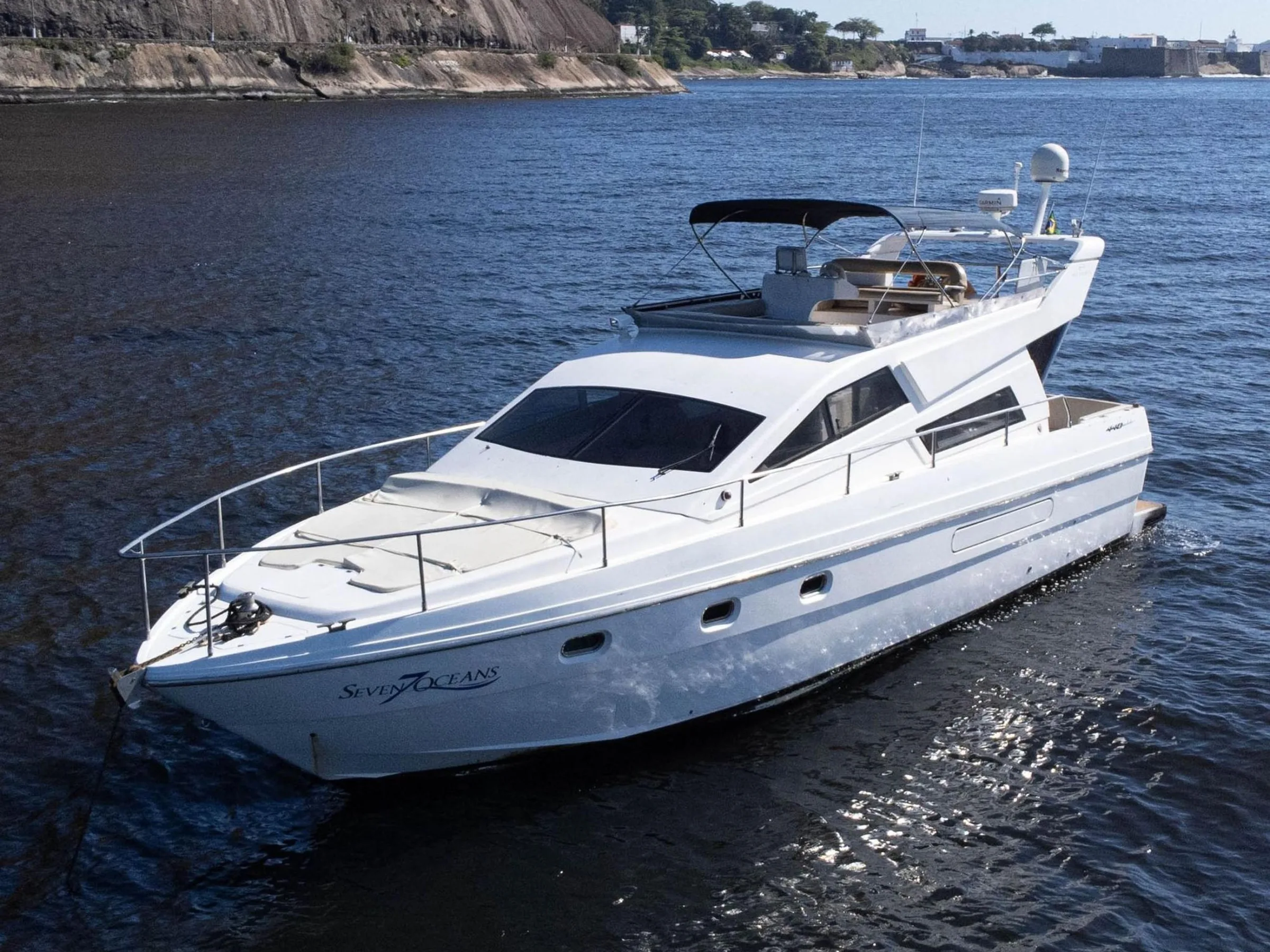 Lancha Intermarine 440 Seven Oceans de 44 pés na Marina da Glória, Rio de Janeiro, com flybridge e áreas externas de lazer em navegação na Baía de Guanabara.