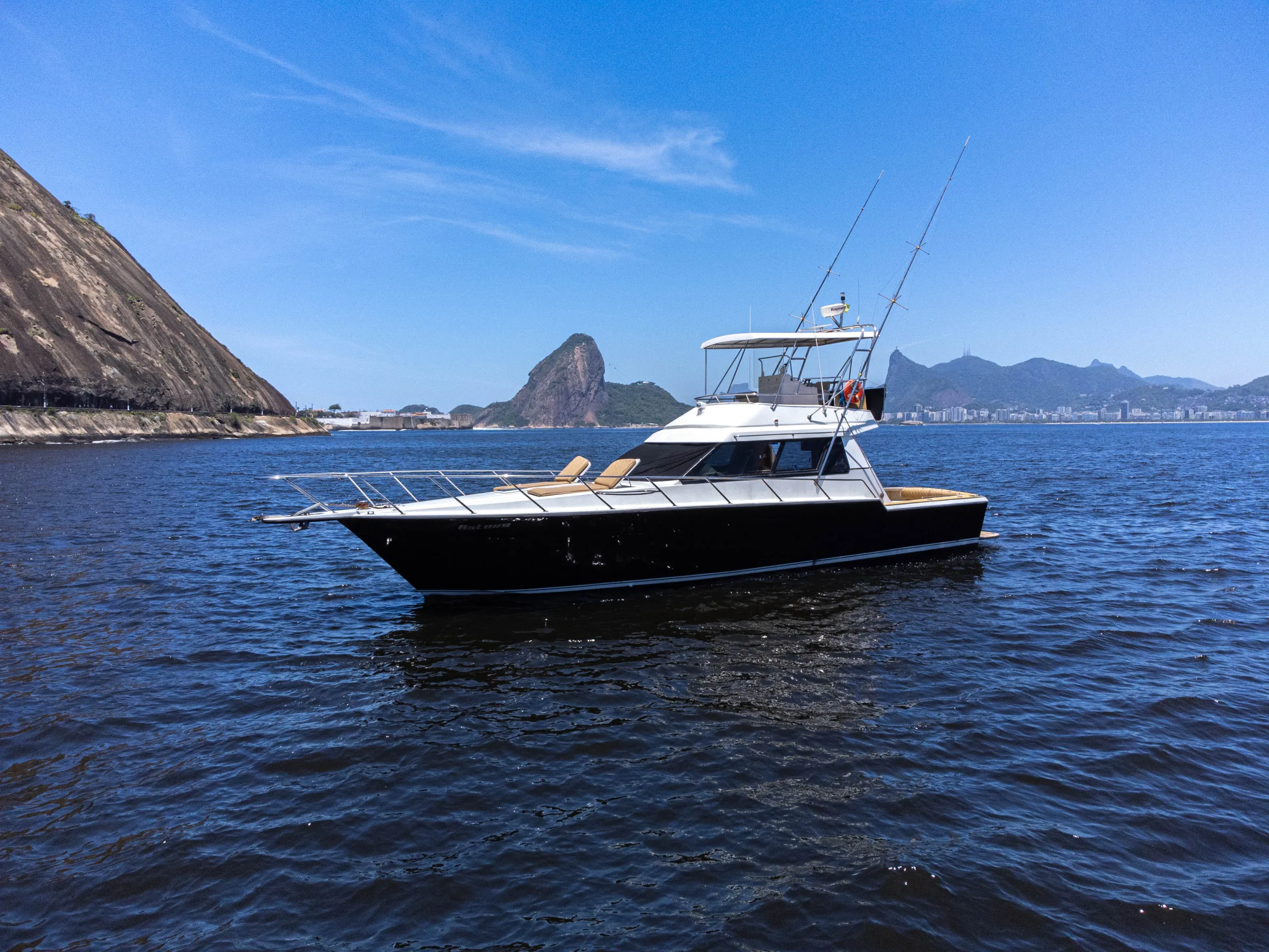Lancha Astove 50 para aluguel no Rio de Janeiro navegando na Baía de Guanabara, Praia Vermelha, Copacabana