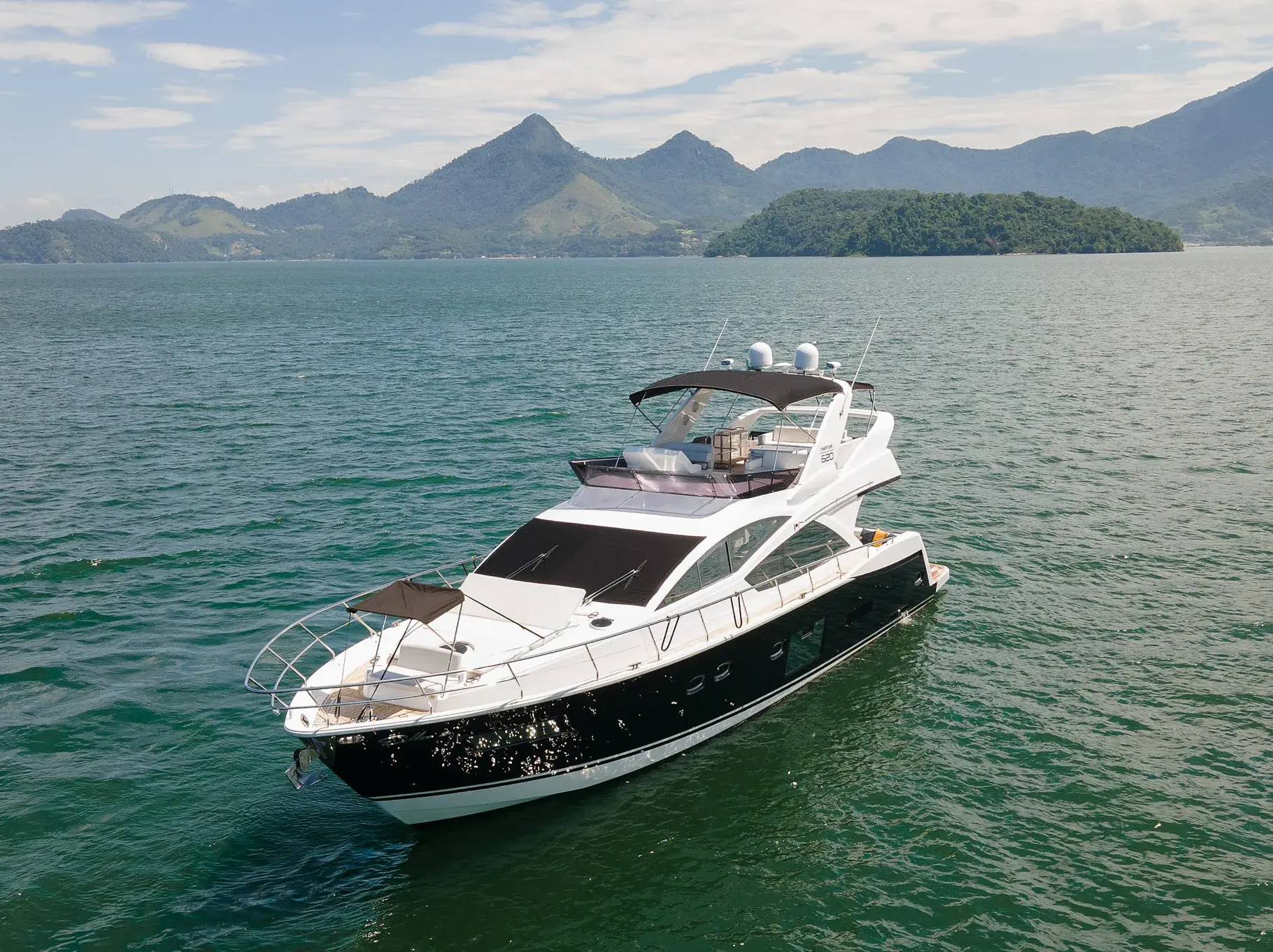 Iate de luxo Schaefer Phantom 620 com design Pininfarina em Angra dos Reis